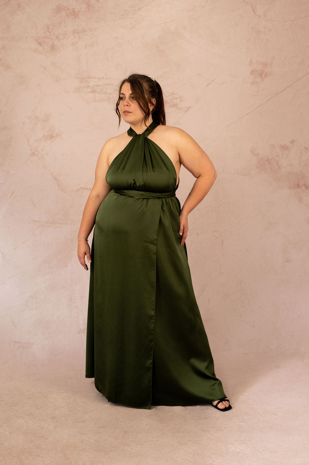 Robe longue satinée multiposition grande taille modèle Ysra en vert, portée par mannequin plus size
