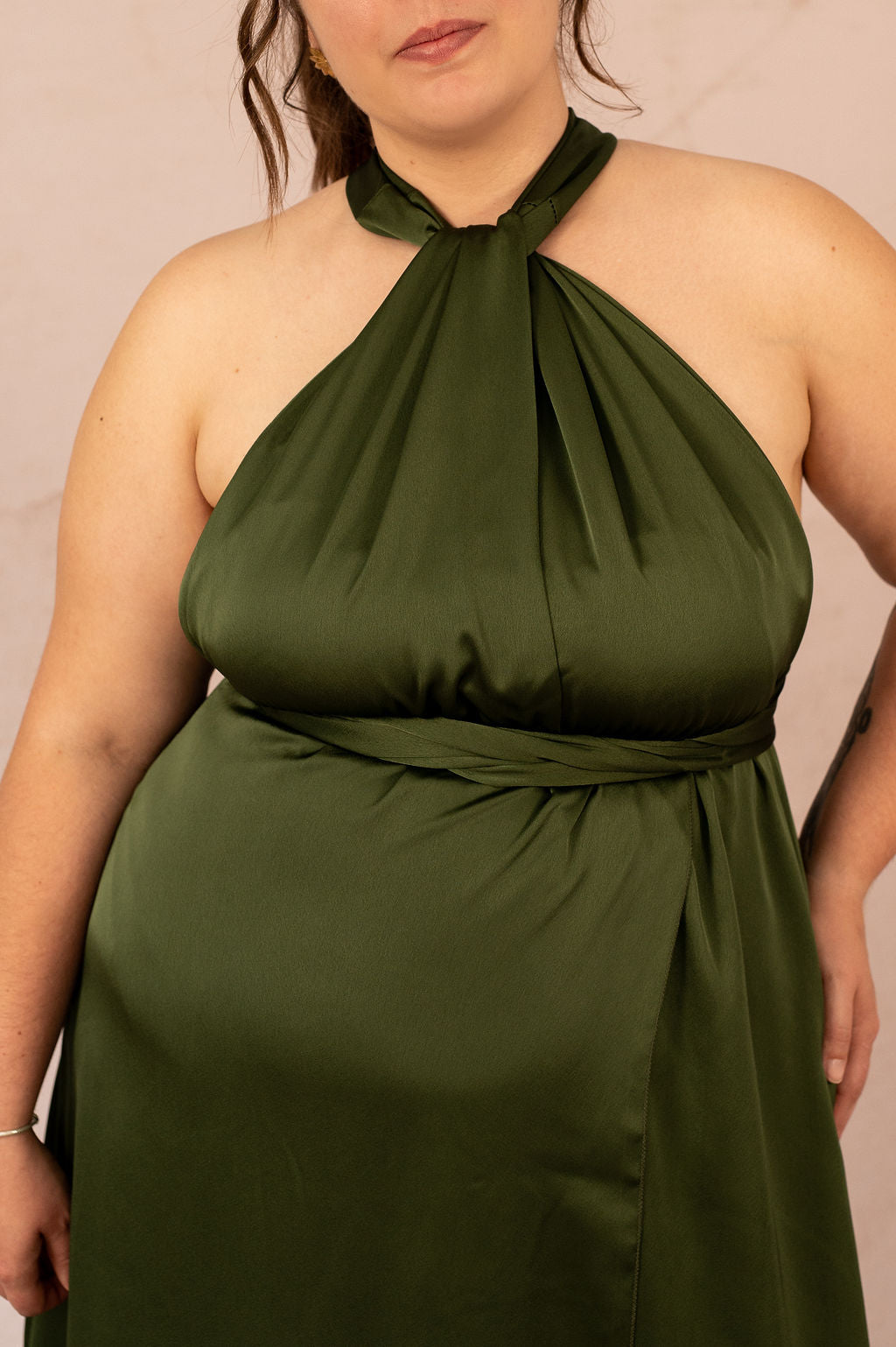 zoom col de la robe longue satinée multiposition grande taille modèle Ysra en vert, portée par mannequin plus size
