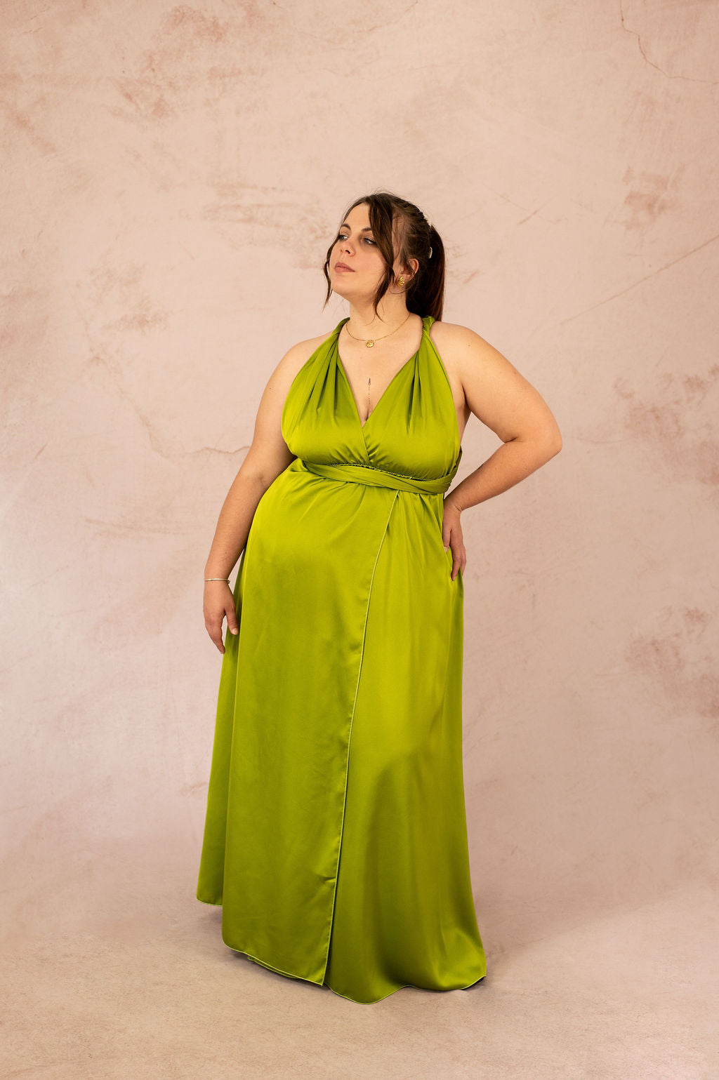 Robe longue satinée multiposition grande taille modèle Ysra en vert anis, portée par mannequin plus size
