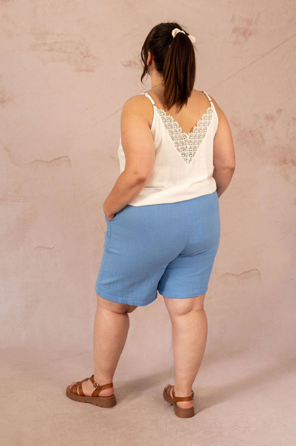 Vue arrière du short Thyra en gaze de coton bleu