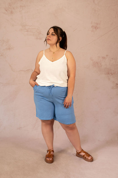 Ensemble estival avec short Thyra bleu et top blanc