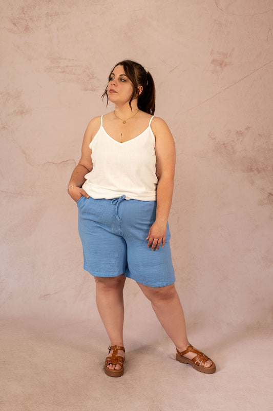 Ensemble estival avec short Thyra bleu et top blanc