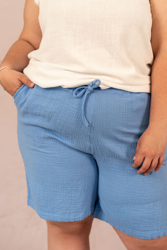 Vue de face du short Thyra en gaze de coton bleu porté