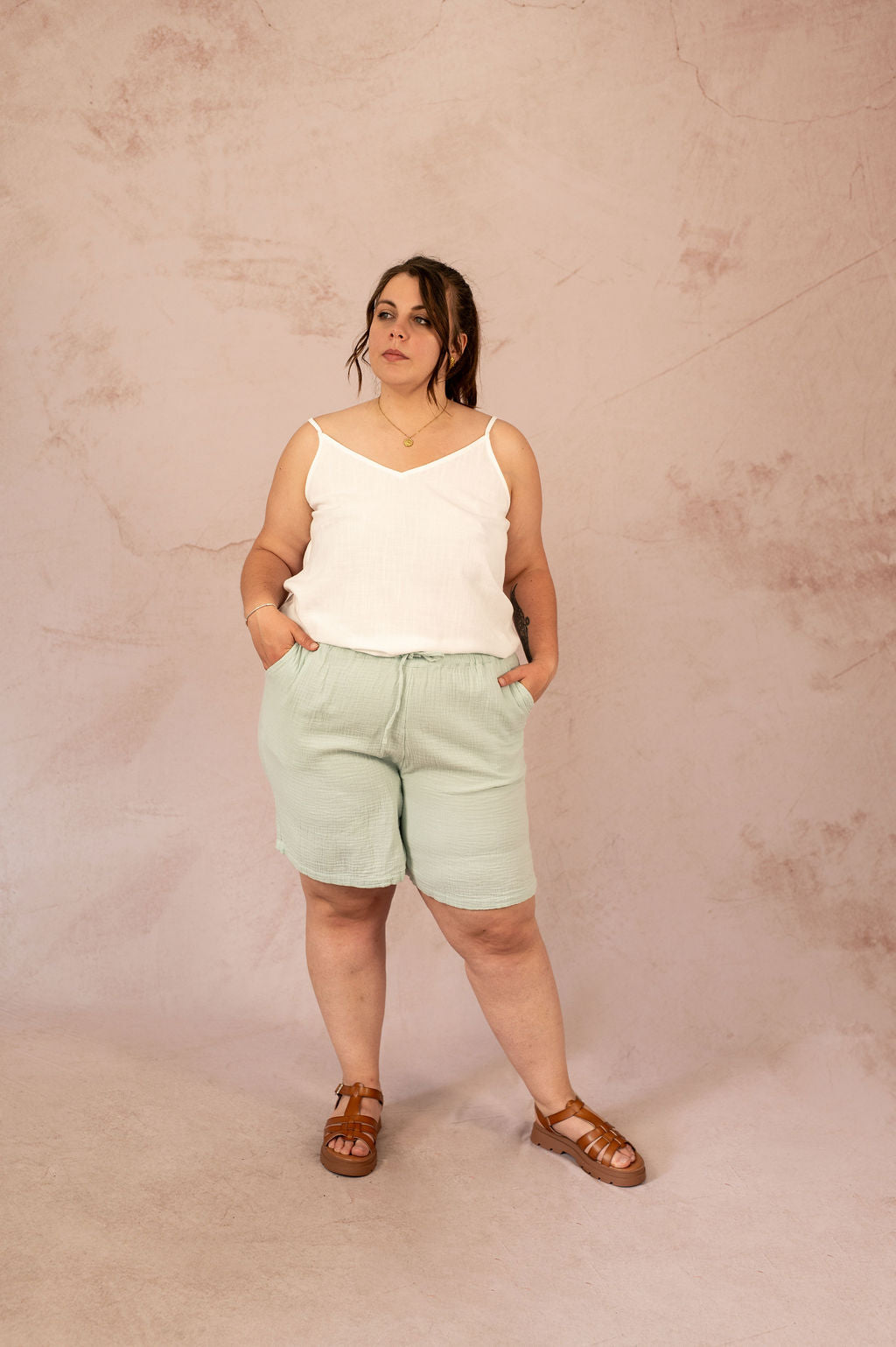 Vue de profil du short Thyra vert clair en gaze de coton
