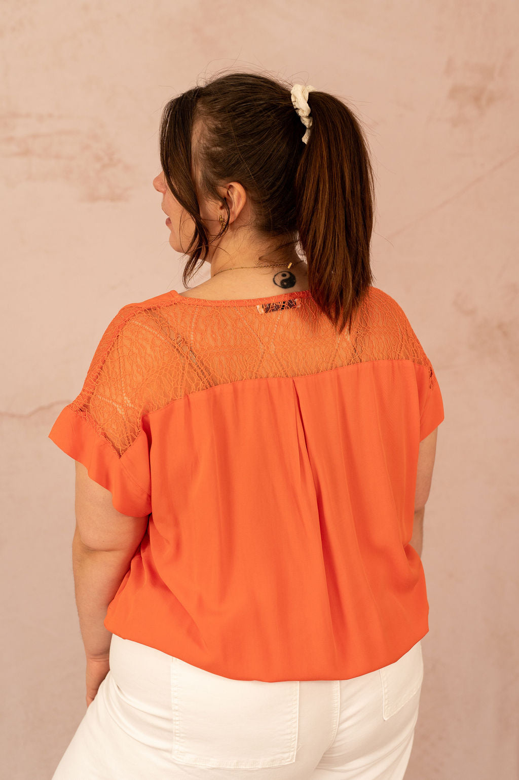 T-shirt avec empiècement en dentelle - T-shirt Ravene, vue de dos