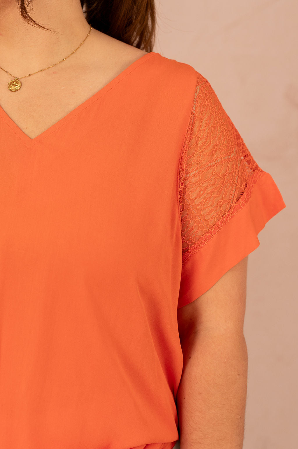 T-shirt avec empiècement en dentelle - T-shirt Ravene, gros plan sur les détails en dentelle