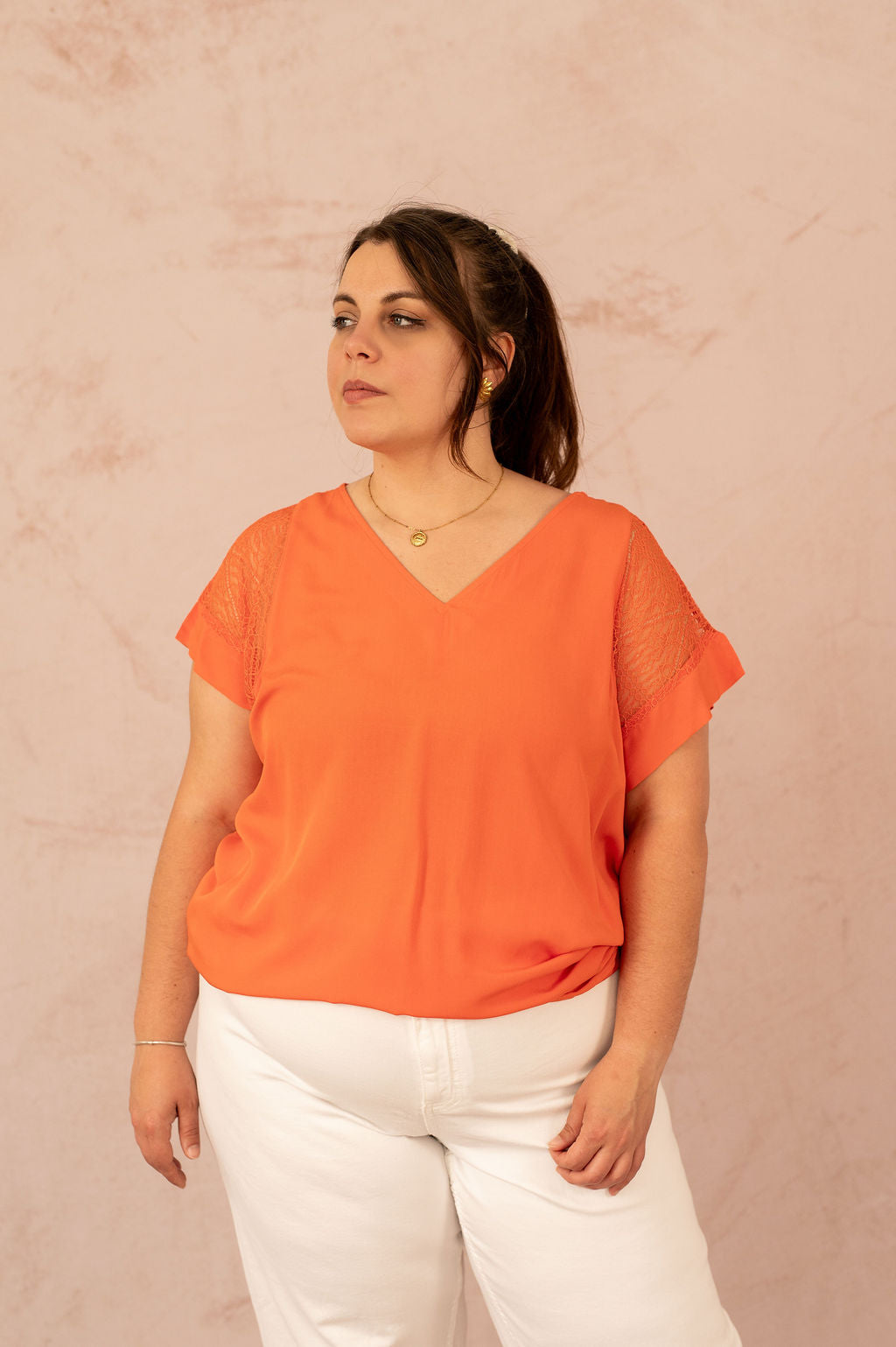 T-shirt avec empiècement en dentelle - T-shirt Ravene, portrait avec détail du col