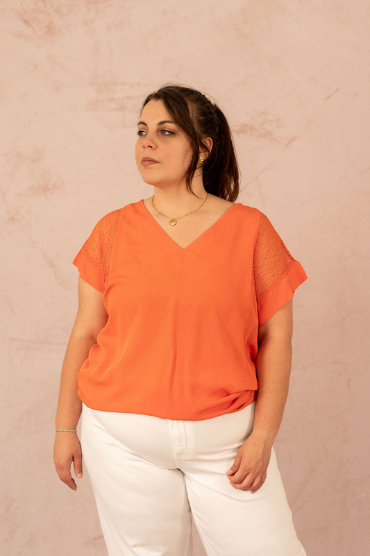 T-shirt avec empiècement en dentelle - T-shirt Ravene, portrait avec détail du col