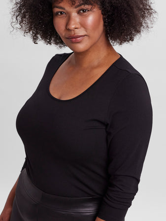T-shirt noir basique grande taille avec col rond dégagé