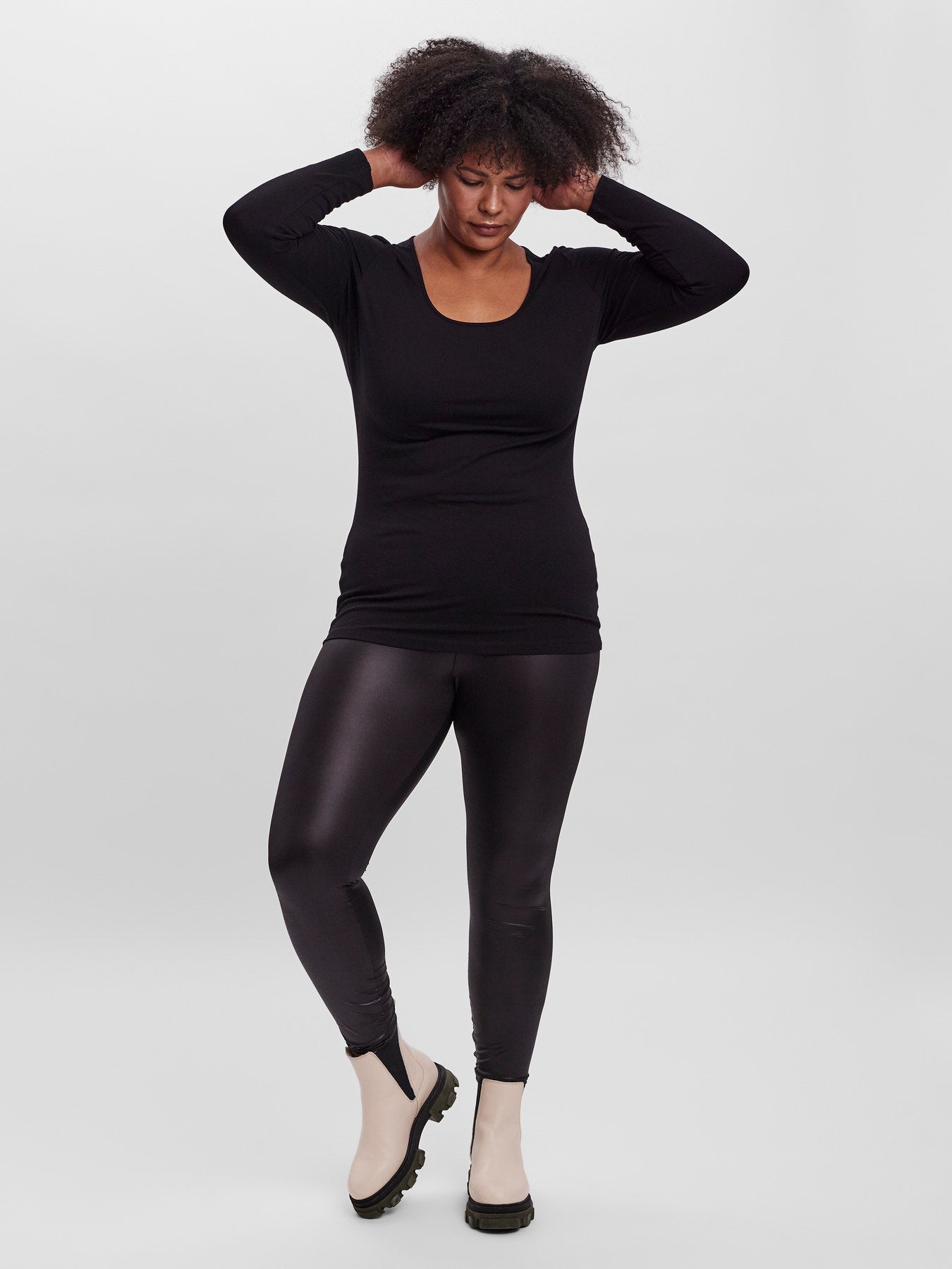 Femme grande taille en t-shirt noir manches longues et legging effet cuir