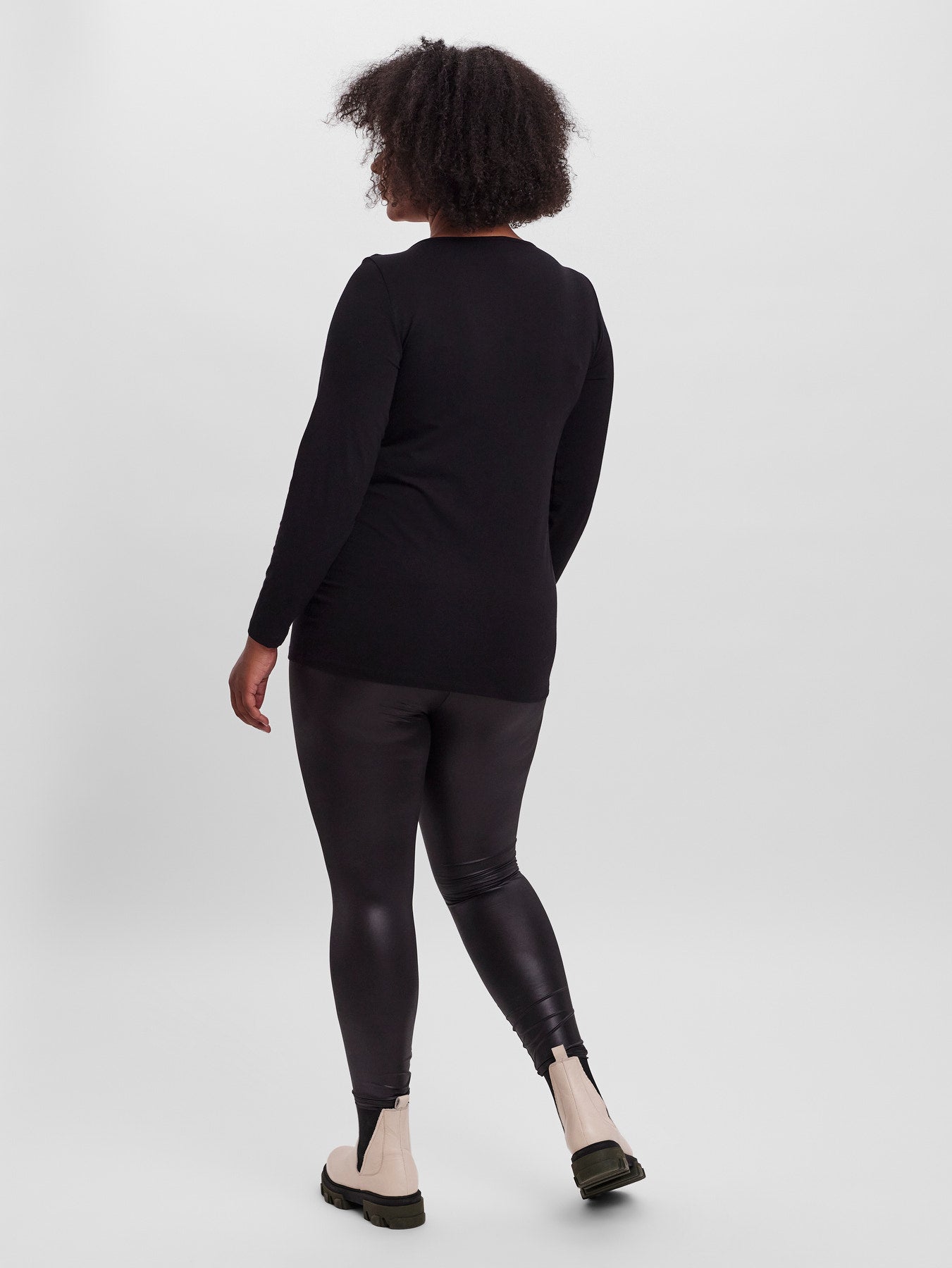 Dos du t-shirt noir basique grande taille porté avec legging foncé