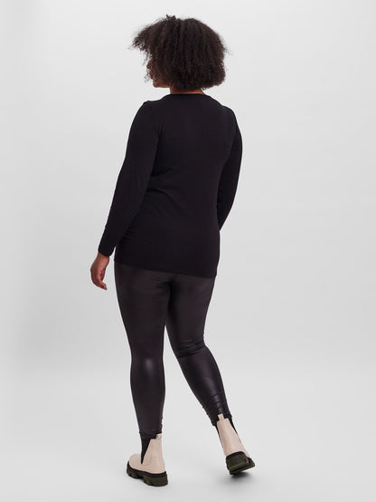 Dos du t-shirt noir basique grande taille porté avec legging foncé