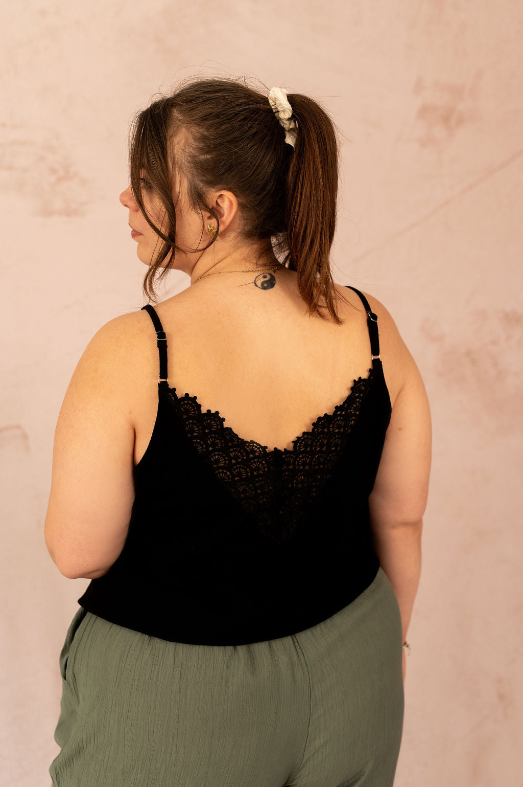 Dos d’un top noir grande taille avec empiècement en dentelle délicate