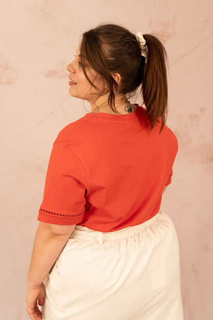 Vue de dos du t-shirt rouge "amour" porté par une femme