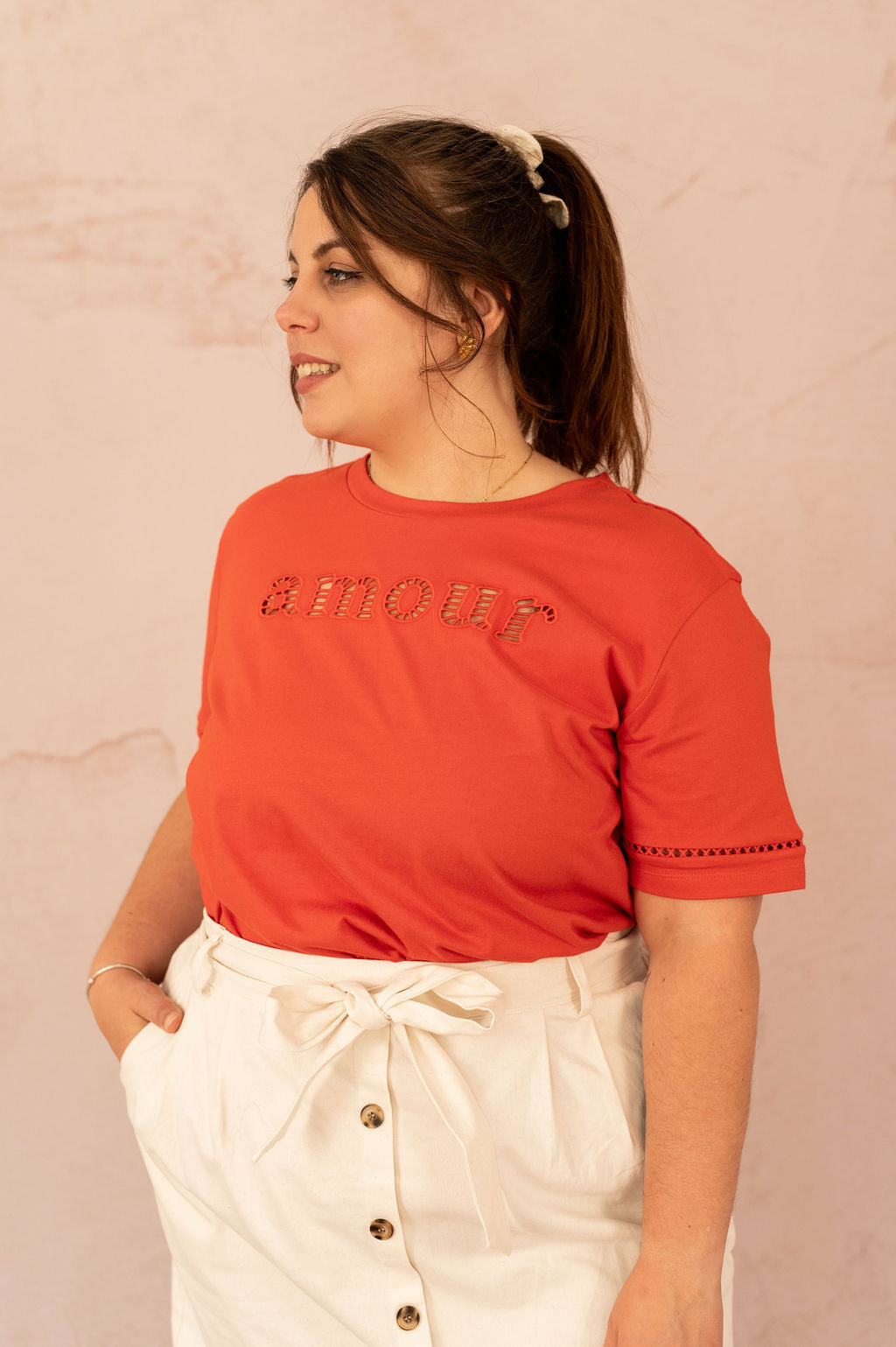 T-shirt rouge "amour" porté avec un short taille haute crème