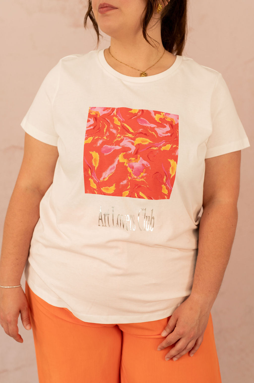 Zoom sur l’imprimé coloré du t-shirt avec inscription "Art Lovers Club"