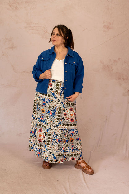 Femme grande taille portant une veste en jean bleu avec une jupe longue imprimée et un top blanc
