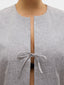Détail des nœuds sur la Veste Tammi en tissu tweed fin
