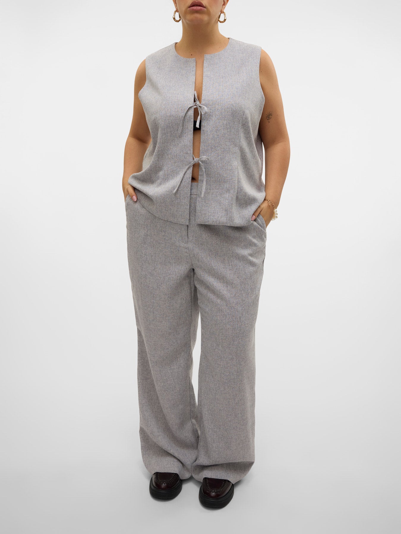 Ensemble tailleur avec la Veste Tammi en tweed fin et le pantalon assorti, porté de face