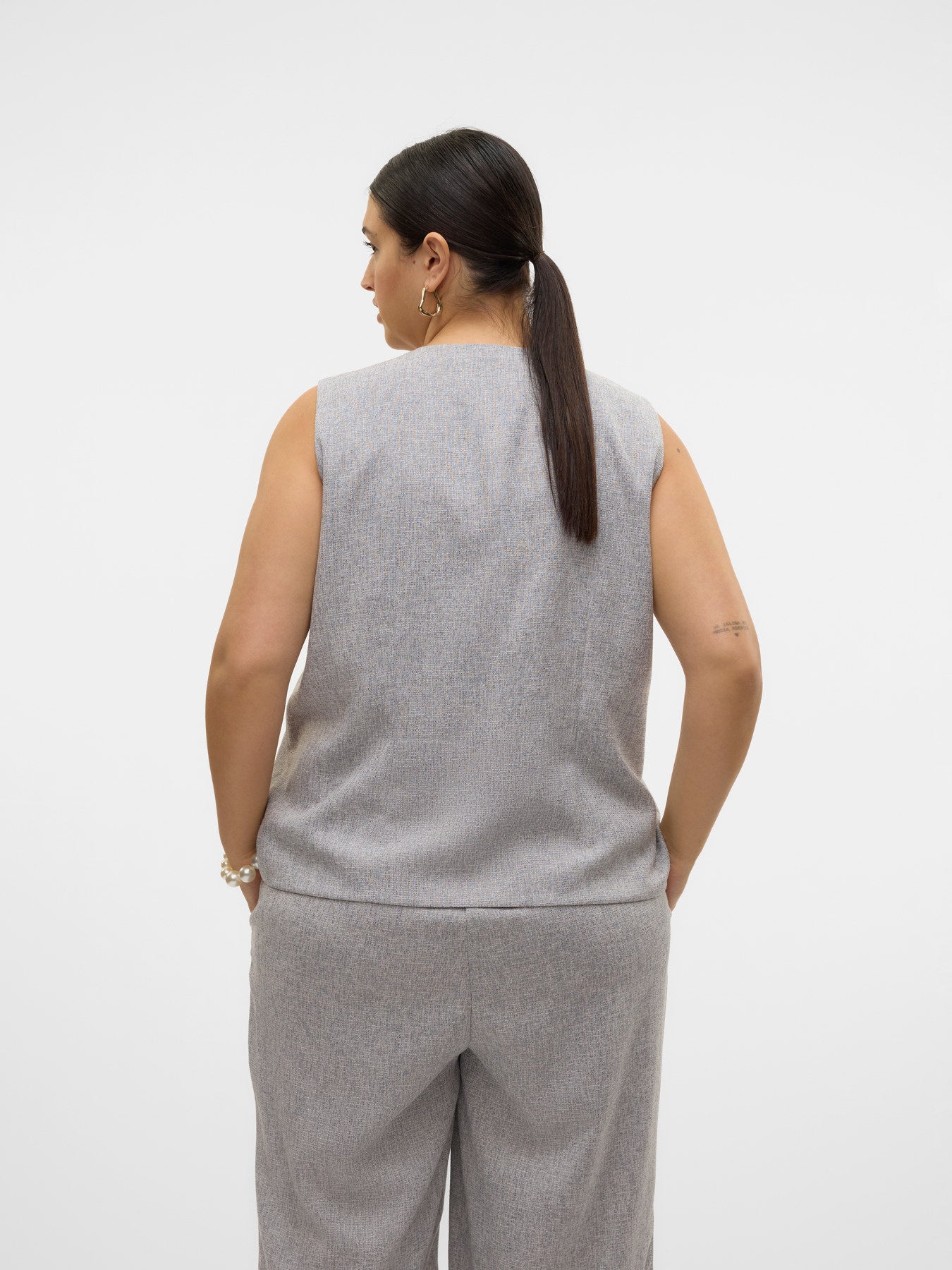 Dos de la Veste Tammi en tissu tweed fin portée par un mannequin grande taille
