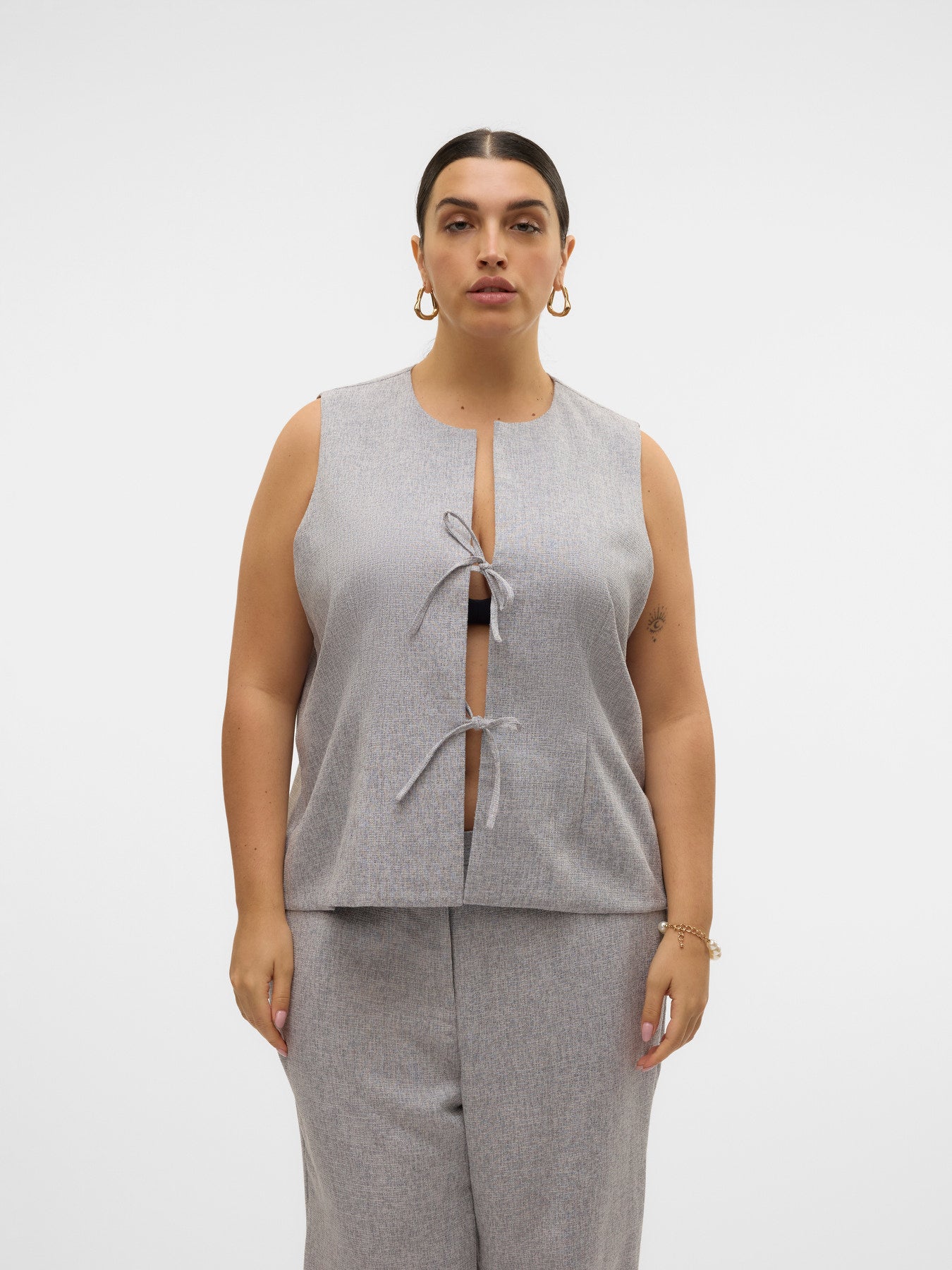 Veste Tammi en tissu tweed fin portée de face par un mannequin grande taille