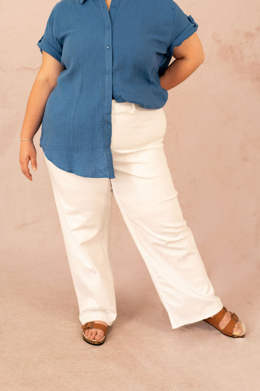 Zoom sur le pantalon Larone blanc en coton avec chemise bleu – mode grande taille – LAILLA