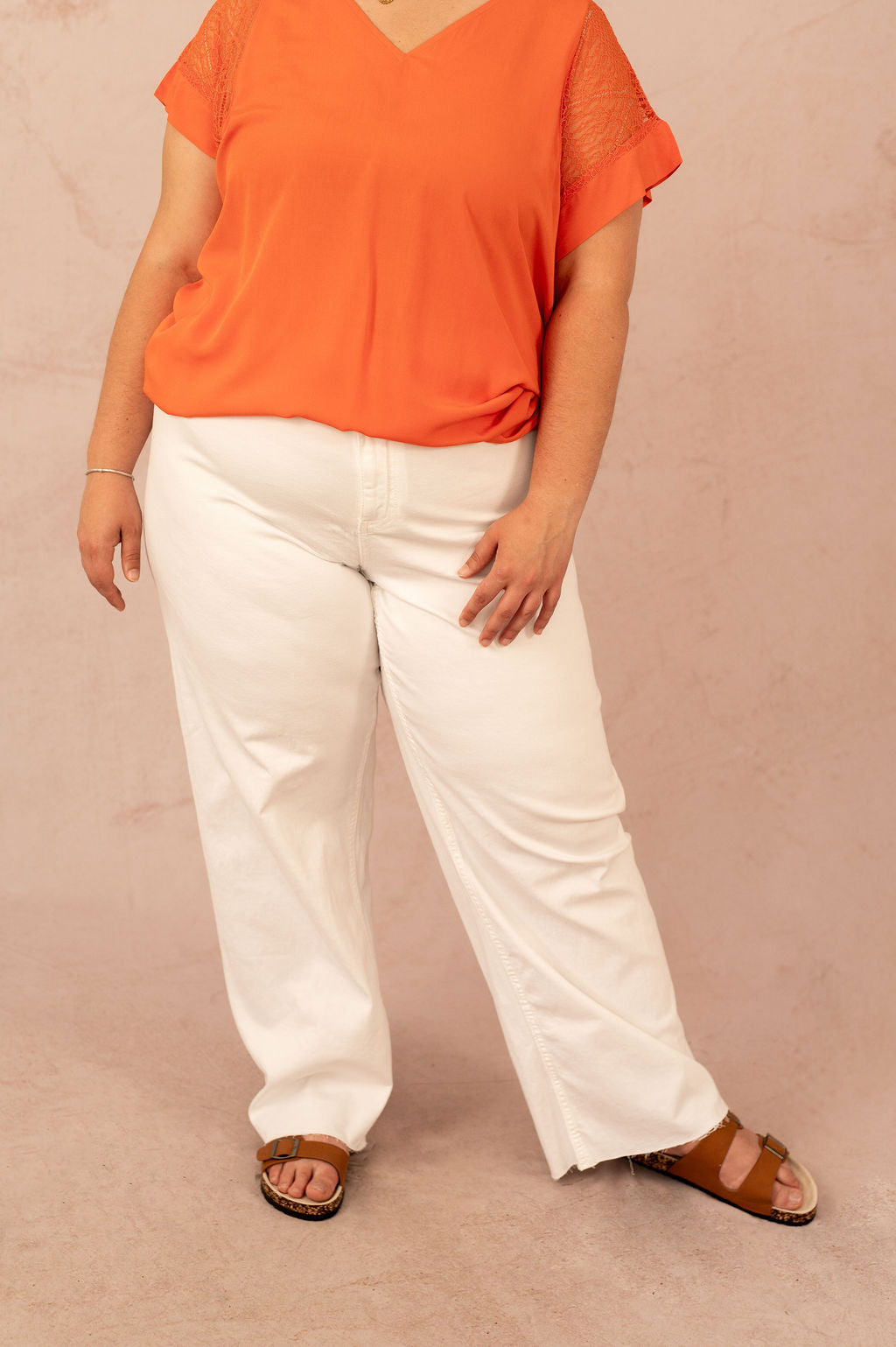Détail du pantalon large blanc en coton porté avec un top orange – Pantalon Larone grande taille – LAILLA
